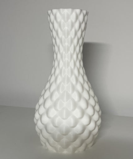 Diese außergewöhnliche Vase zieht durch ihre markante Form und ihre feine Oberflächenstruktur alle Blicke auf sich.