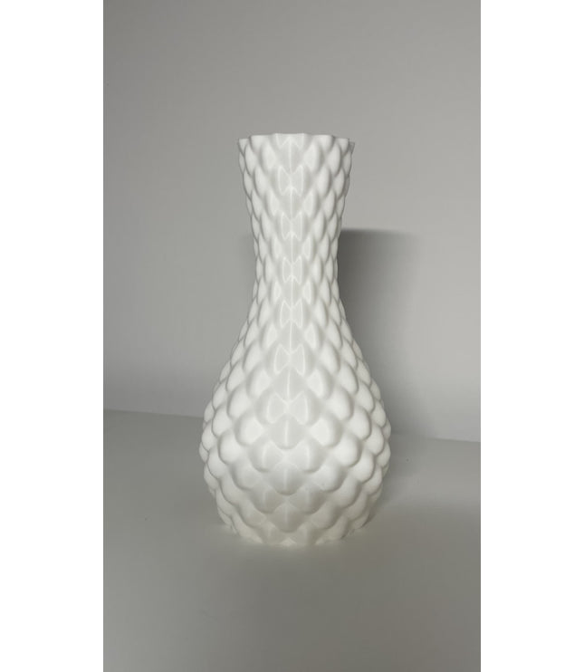 Diese außergewöhnliche Vase zieht durch ihre markante Form und ihre feine Oberflächenstruktur alle Blicke auf sich.