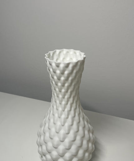 Diese außergewöhnliche Vase zieht durch ihre markante Form und ihre feine Oberflächenstruktur alle Blicke auf sich. 