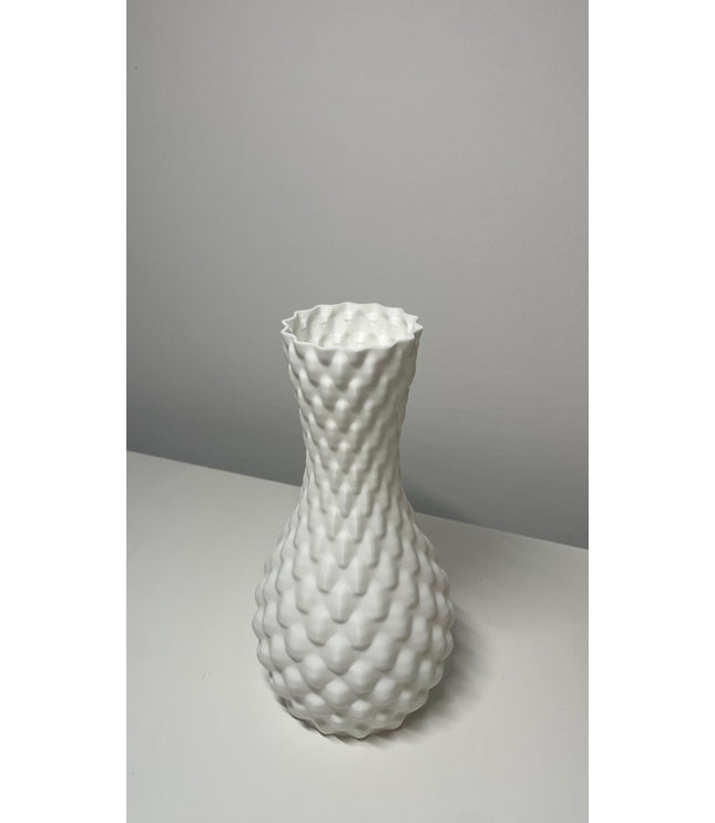 Diese außergewöhnliche Vase zieht durch ihre markante Form und ihre feine Oberflächenstruktur alle Blicke auf sich. 