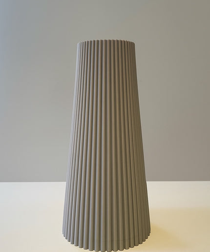 Diese edle Vase überzeugt durch ihr puristisches Design und ihre präzise vertikale Linienführung. 