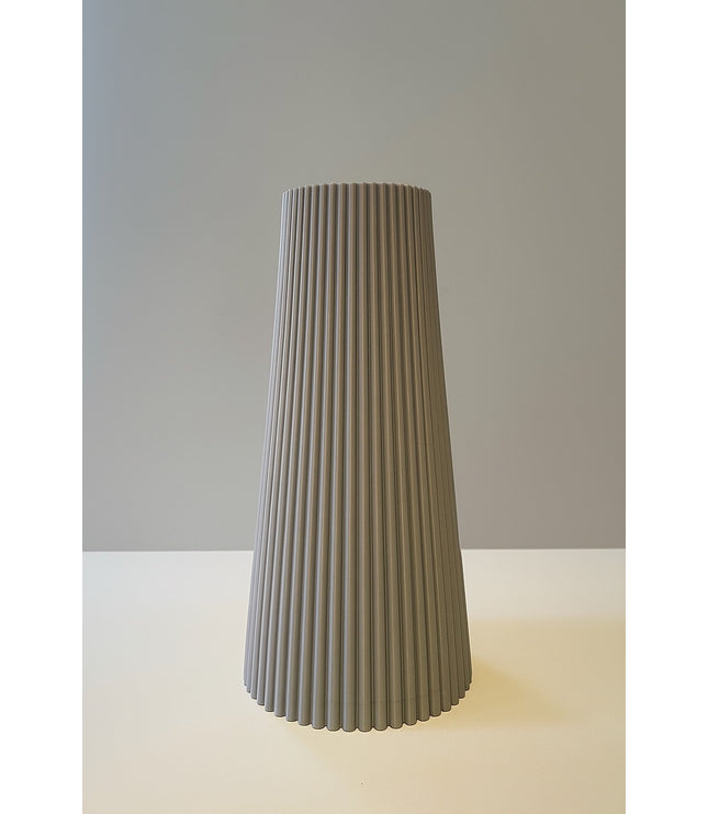 Diese edle Vase überzeugt durch ihr puristisches Design und ihre präzise vertikale Linienführung. 