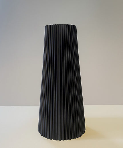 Diese edle Vase überzeugt durch ihr puristisches Design und ihre präzise vertikale Linienführung. 