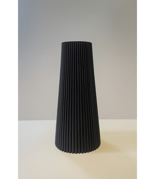 Diese edle Vase überzeugt durch ihr puristisches Design und ihre präzise vertikale Linienführung. 