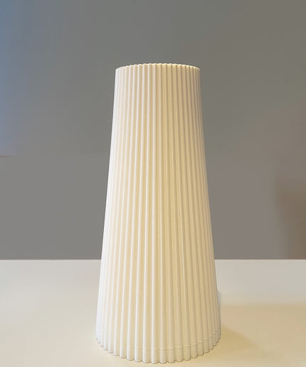 Diese edle Vase überzeugt durch ihr puristisches Design und ihre präzise vertikale Linienführung. 