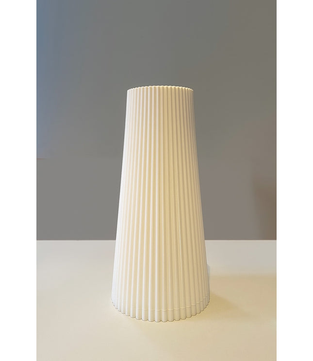 Diese edle Vase überzeugt durch ihr puristisches Design und ihre präzise vertikale Linienführung. 