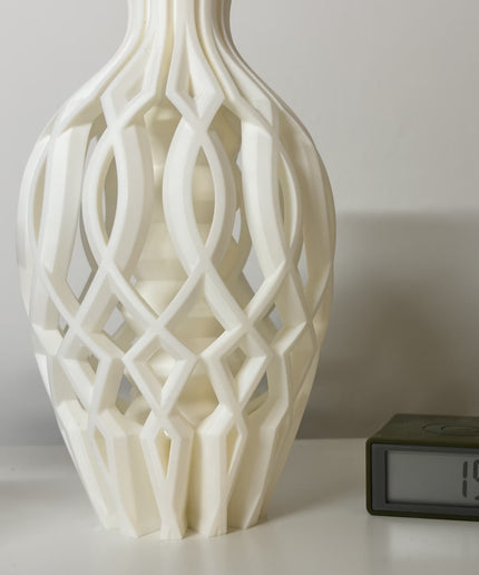 Diese elegante Vase überzeugt durch ihre harmonisch geschwungenen Formen und eine zeitlose Ästhetik, die jedem Raum eine besondere Note verleiht. 