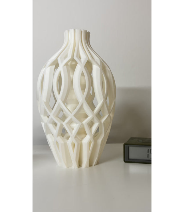 Diese elegante Vase überzeugt durch ihre harmonisch geschwungenen Formen und eine zeitlose Ästhetik, die jedem Raum eine besondere Note verleiht. 