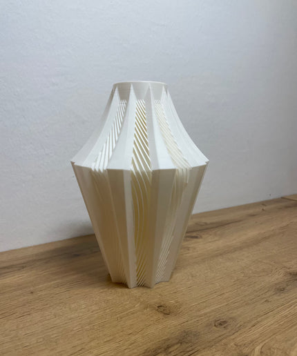 Diese Vase besticht durch ihre harmonisch geschwungene Silhouette: Unten schmal beginnend, weitet sie sich sanft und läuft nach oben wieder elegant zusammen. 