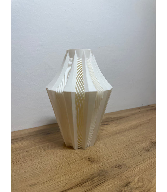 Diese Vase besticht durch ihre harmonisch geschwungene Silhouette: Unten schmal beginnend, weitet sie sich sanft und läuft nach oben wieder elegant zusammen. 