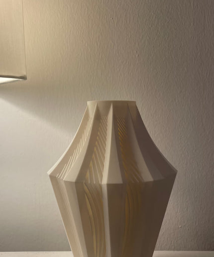 Diese Vase besticht durch ihre harmonisch geschwungene Silhouette: Unten schmal beginnend, weitet sie sich sanft und läuft nach oben wieder elegant zusammen. 