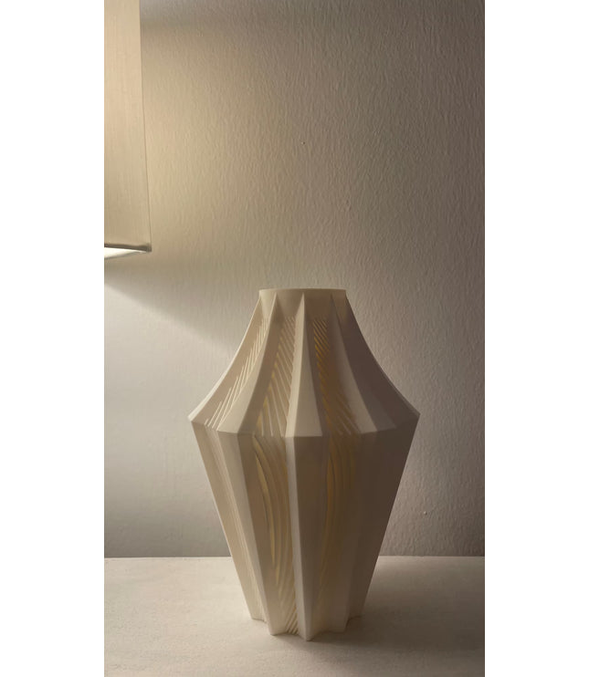 Diese Vase besticht durch ihre harmonisch geschwungene Silhouette: Unten schmal beginnend, weitet sie sich sanft und läuft nach oben wieder elegant zusammen. 